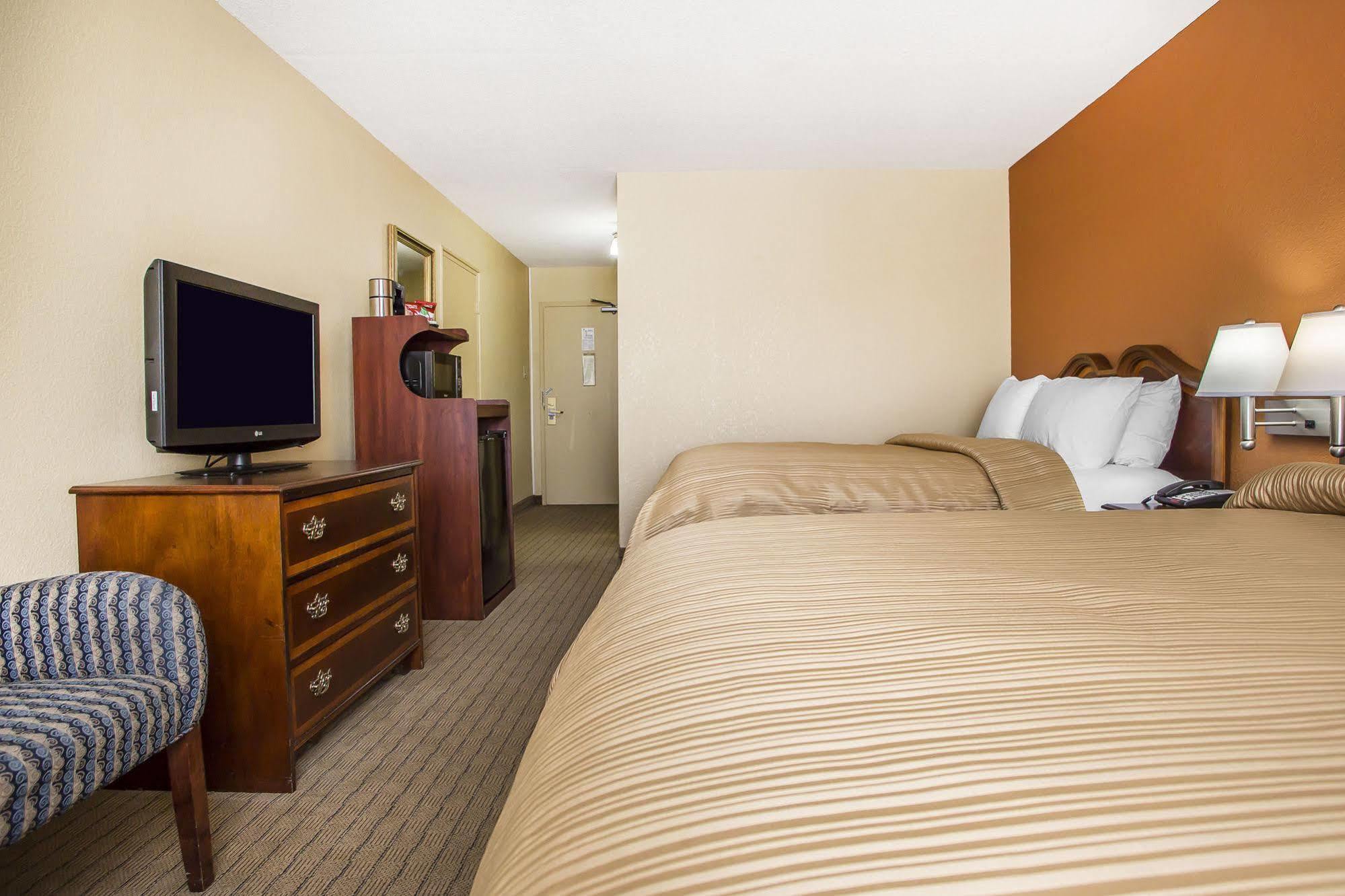 Quality Inn Dayton Airport Englewood Екстер'єр фото